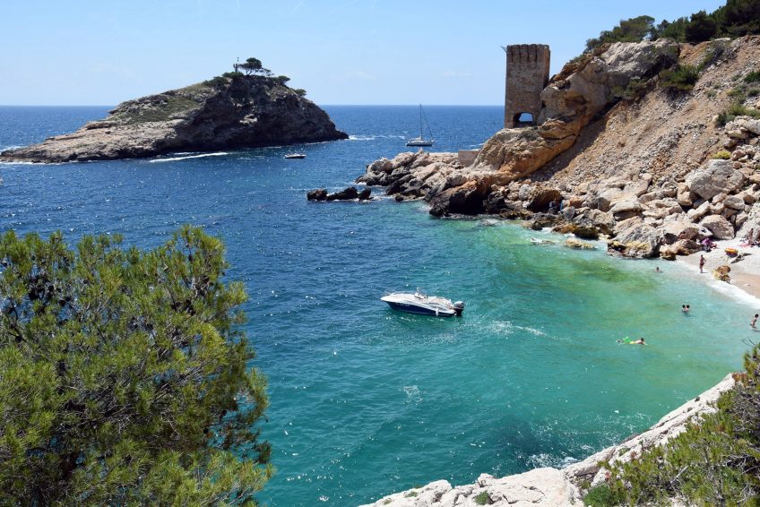 Calanque de l'ile d'elevine Marseille cote bleue